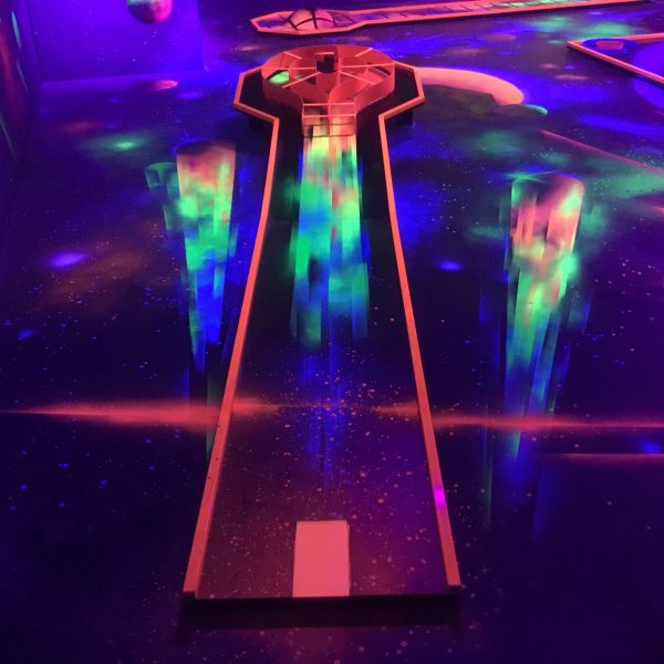 Rote Minigolf bahnen bauen lassen