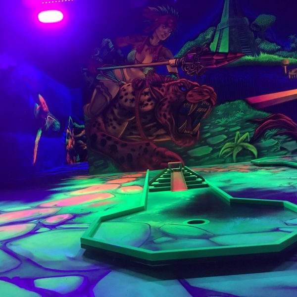Schwarzlicht Minigolf Anlage in grünem Design