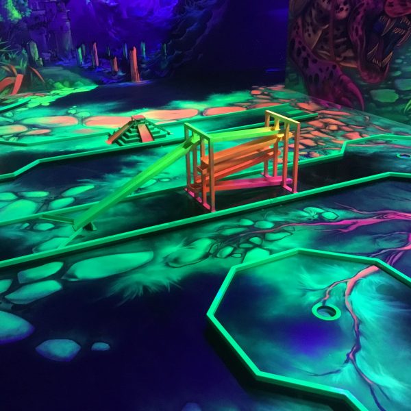 Schwarzlicht Minigolfhindernisse im Dschungeldesign