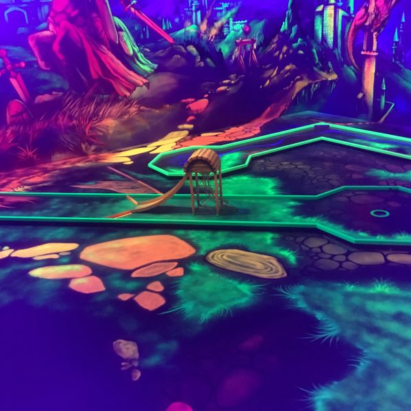 Minigolfhindernisse und Bahnen