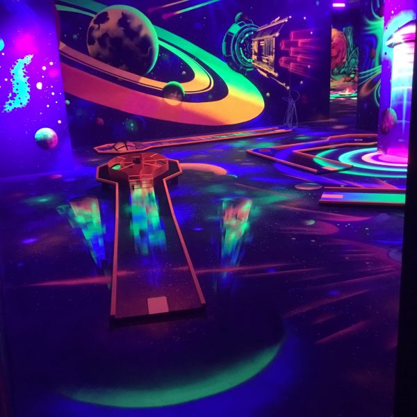 Weltraumkulisse mit roten Bahnen