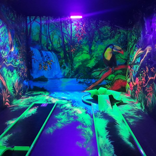 Schwarzlicht Minigolfanlage bauen
