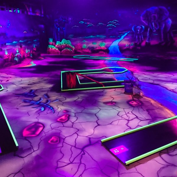 Schwarzlicht Minigolf Safari