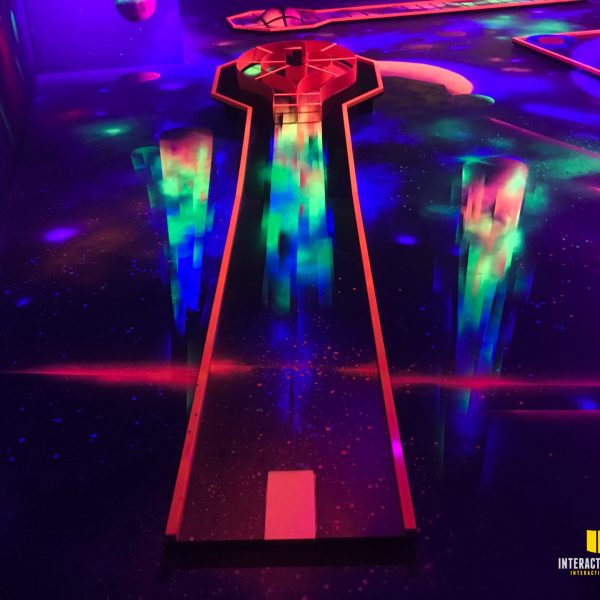 Lange gerade Minigolfbahn