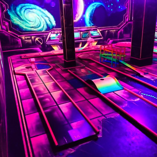 Minigolfanlage mit roten Minigolfbahnen