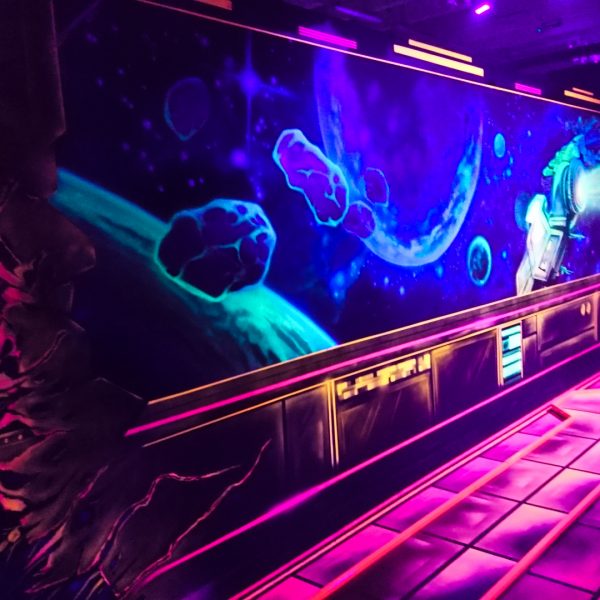 Bild eines Schwarzlicht Minigolf Raumes