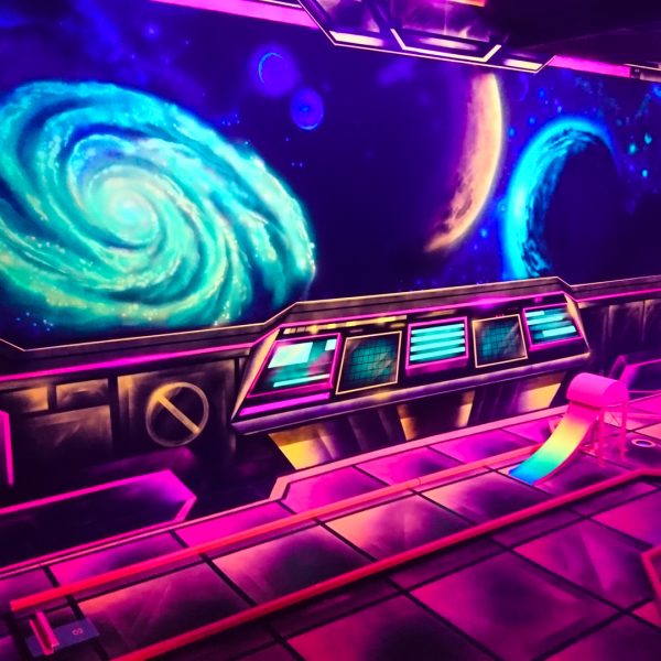 Schwarzlichtkunst und Minigolfbahnen kaufen
