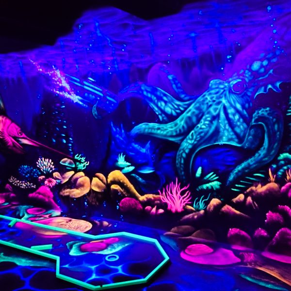 Schwarzlicht Minigolfhalle mit Wandbemalung