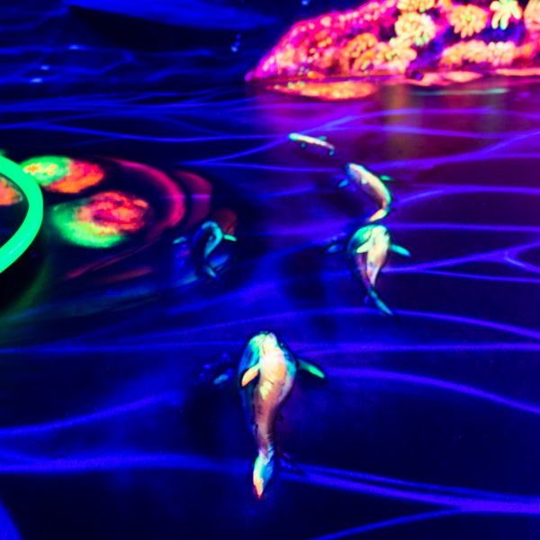 Schwarzlicht Kunst - Fische auf einer Schwarzlicht Minigolfanlage