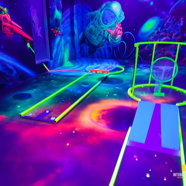 Blacklight Minigolf Anlage