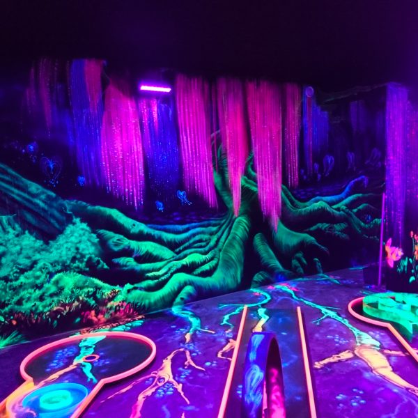 Avatar Graffitikunst in einer 3D Schwarzlicht Minigolfhalle