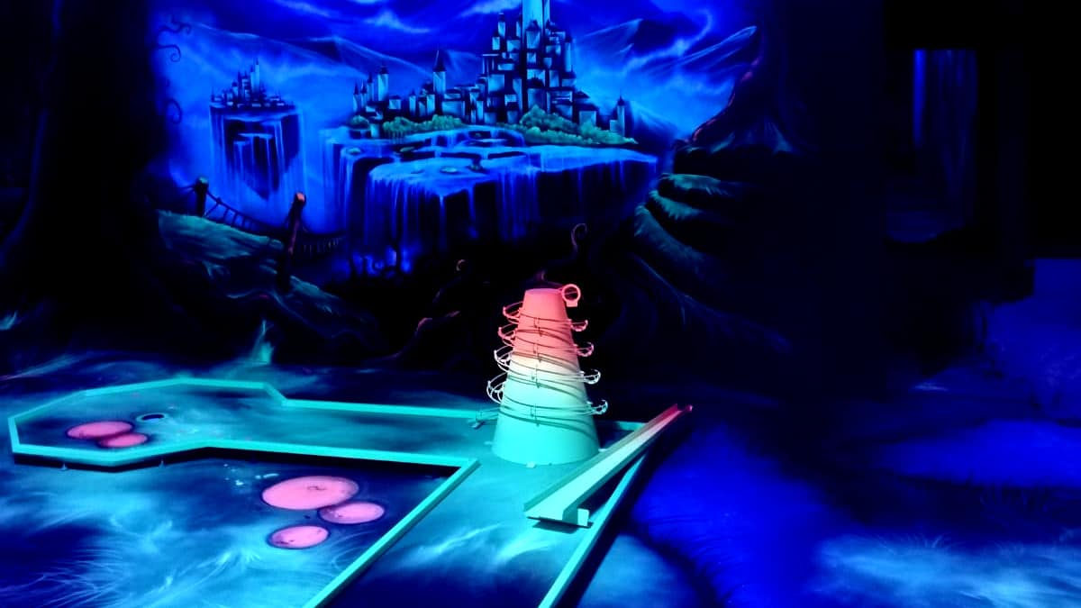 Blacklight Minigolf Anlagen von Interactive Lasergames