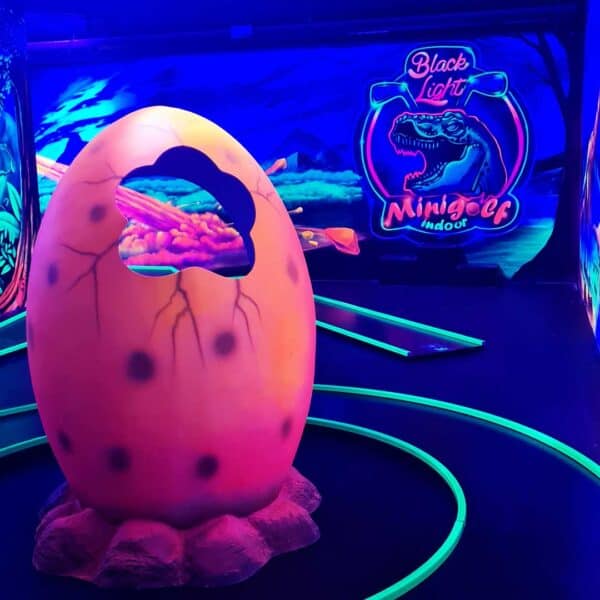 Blacklight Minigolf Wandbemalung